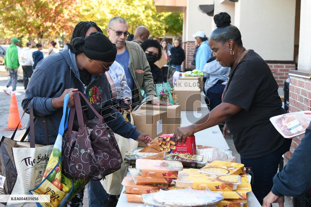 Food Distribution for Unpaid Federal Employees During the Shutdown - USA