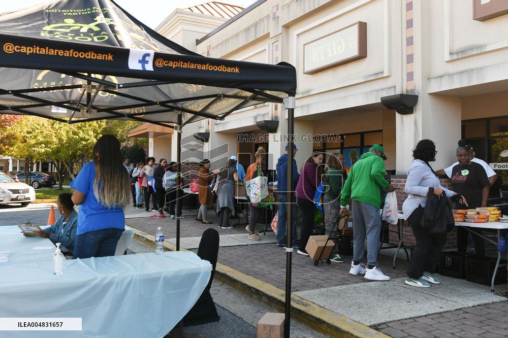 Food Distribution for Unpaid Federal Employees During the Shutdown - USA