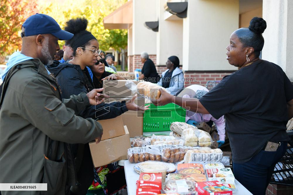 Food Distribution for Unpaid Federal Employees During the Shutdown - USA