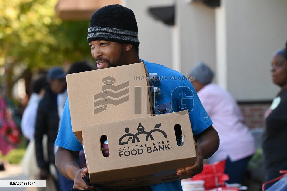Food Distribution for Unpaid Federal Employees During the Shutdown - USA