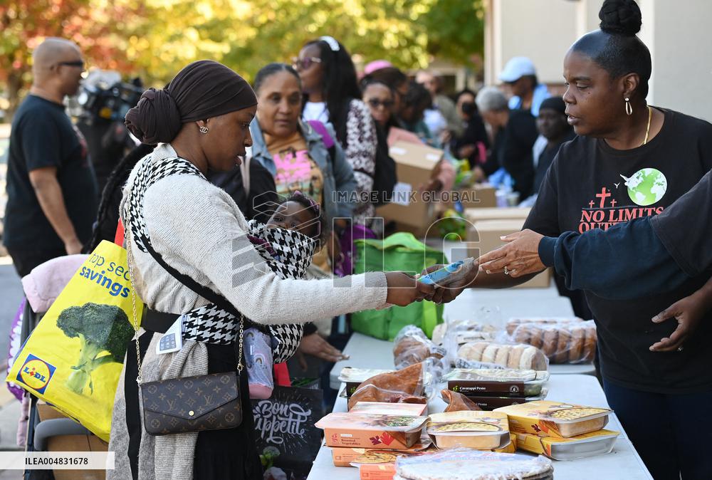 Food Distribution for Unpaid Federal Employees During the Shutdown - USA