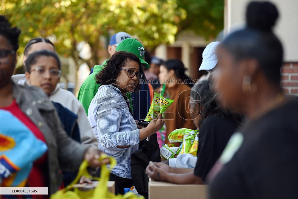 Food Distribution for Unpaid Federal Employees During the Shutdown - USA