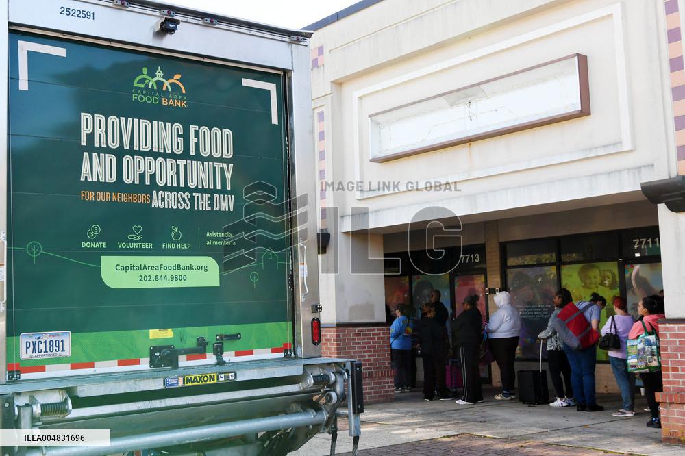 Food Distribution for Unpaid Federal Employees During the Shutdown - USA