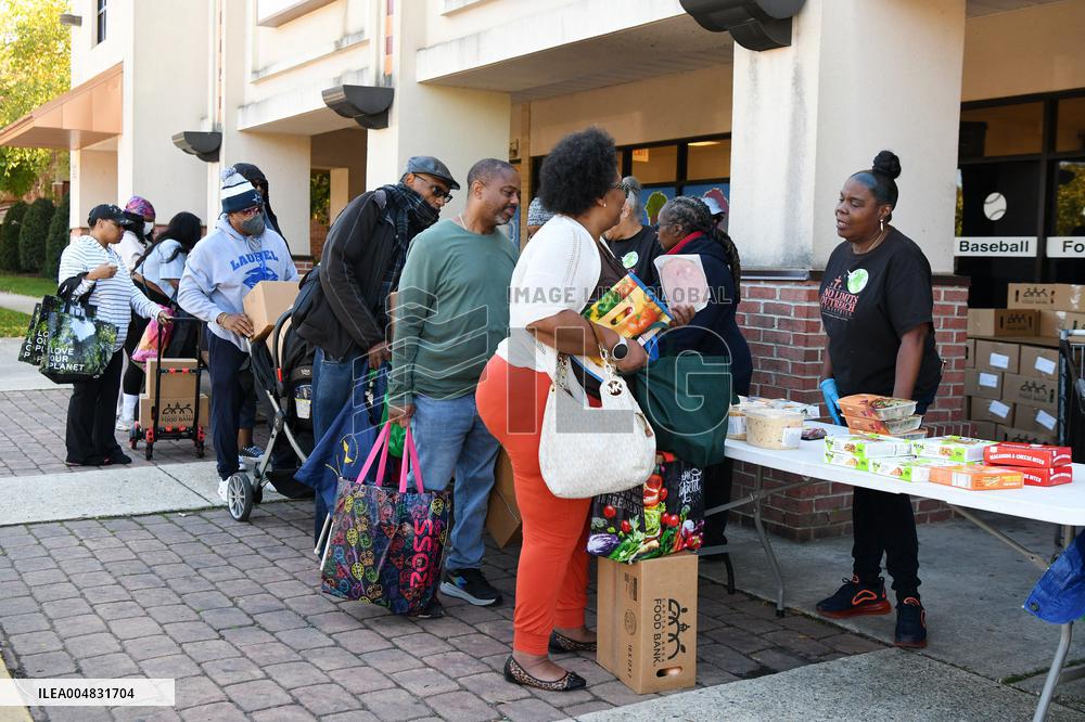 Food Distribution for Unpaid Federal Employees During the Shutdown - USA