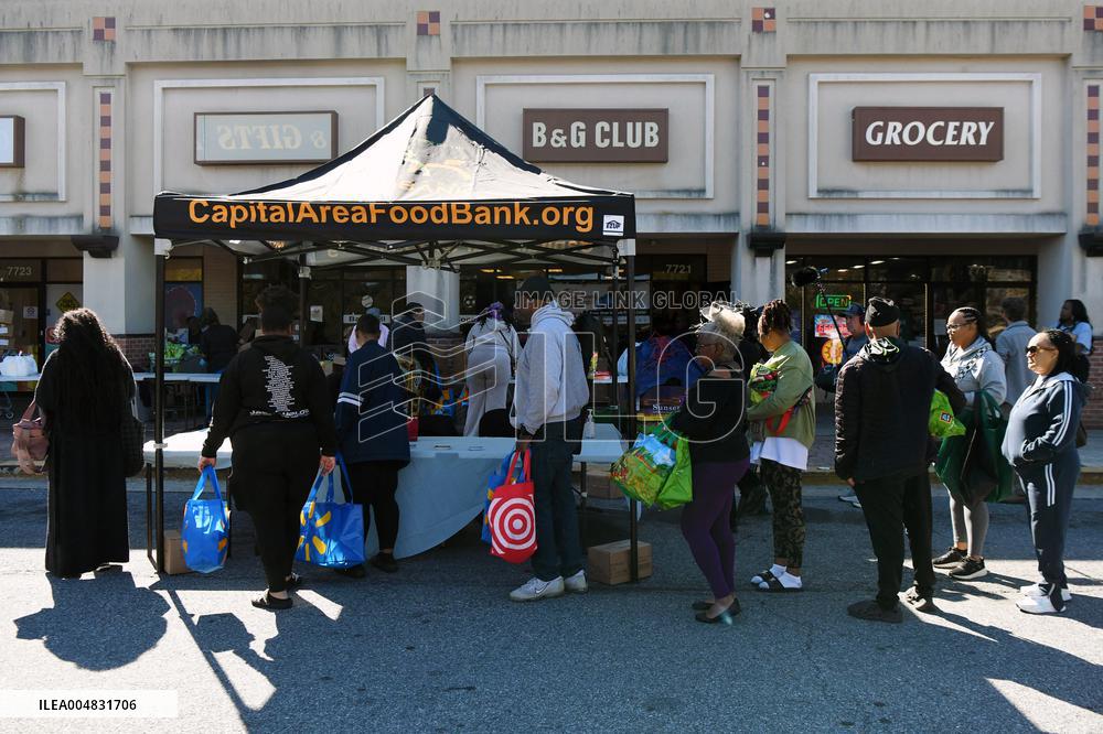 Food Distribution for Unpaid Federal Employees During the Shutdown - USA