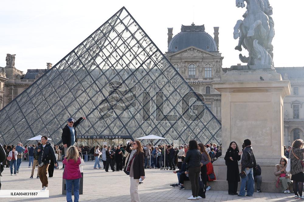 Louvre Museum Reopened Three Days After the Burglary - Paris