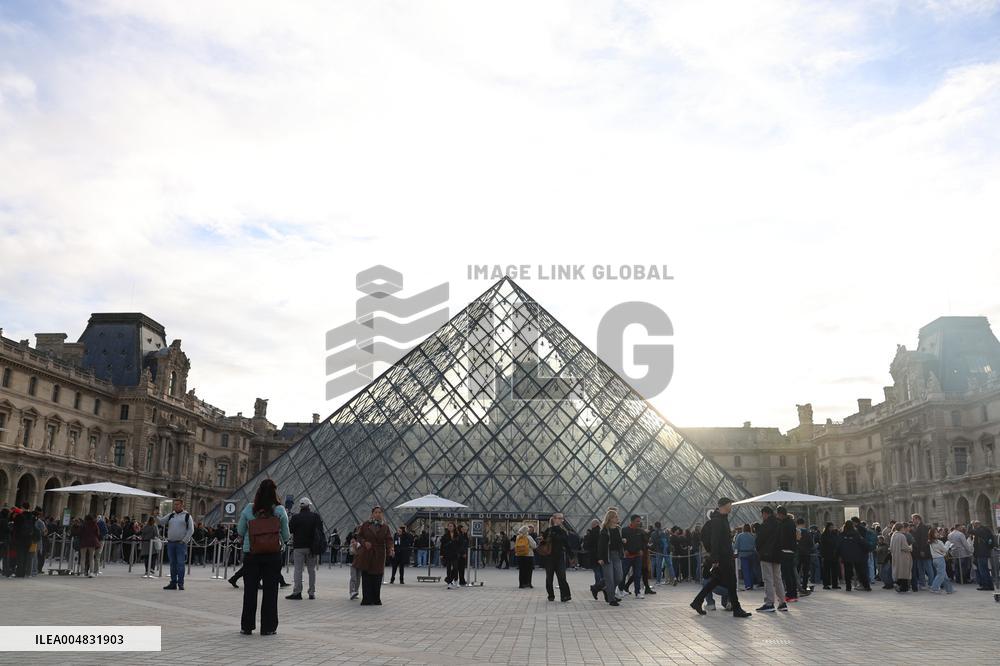Louvre Museum Reopened Three Days After the Burglary - Paris