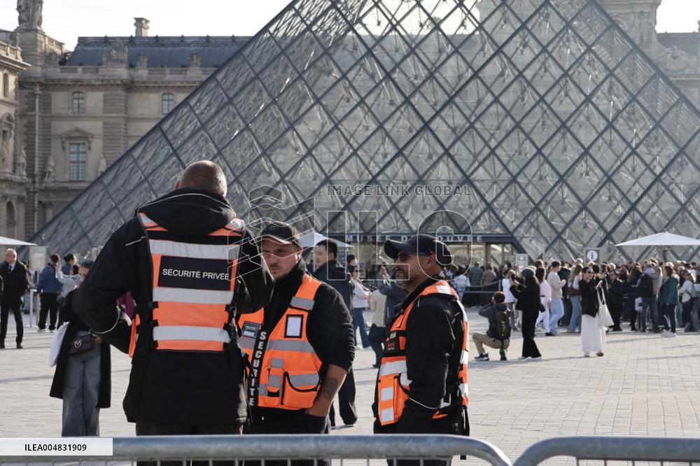 Louvre Museum Reopened Three Days After the Burglary - Paris
