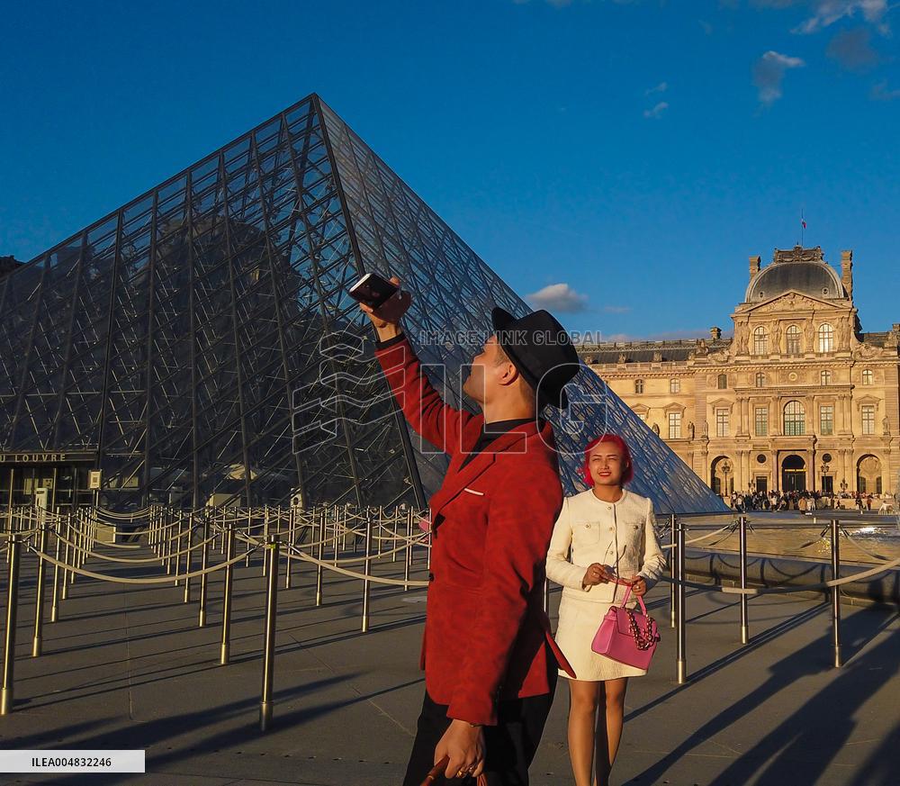 Illustration - Louvre - Paris