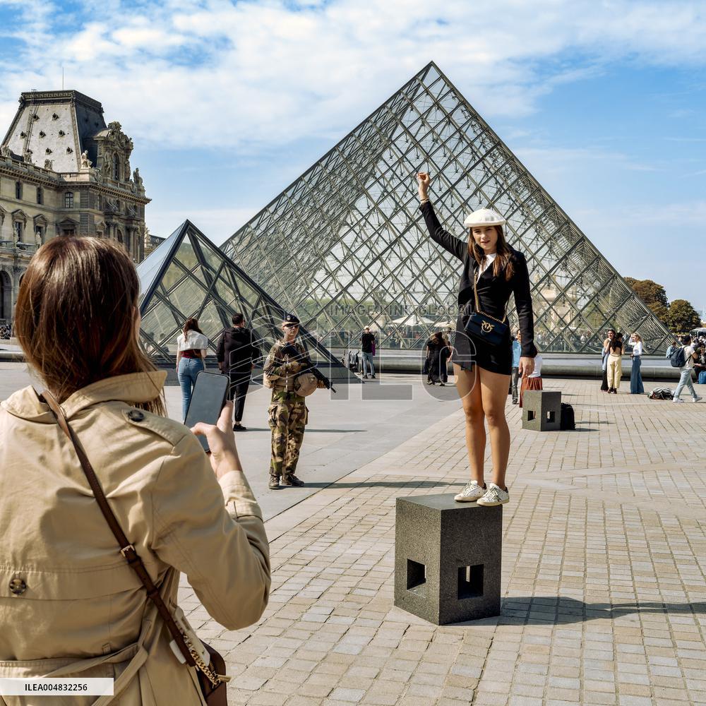 Illustration - Louvre - Paris