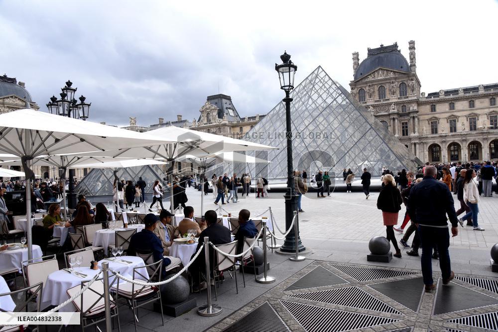 Louvre Museum Reopened Three Days After The Burglary - Paris