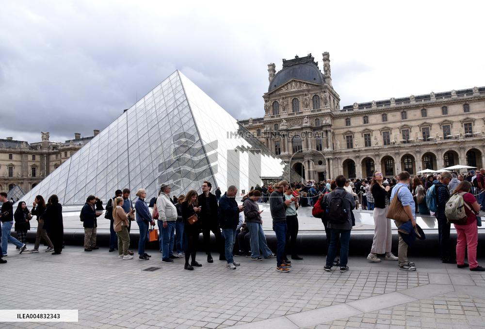 Louvre Museum Reopened Three Days After The Burglary - Paris