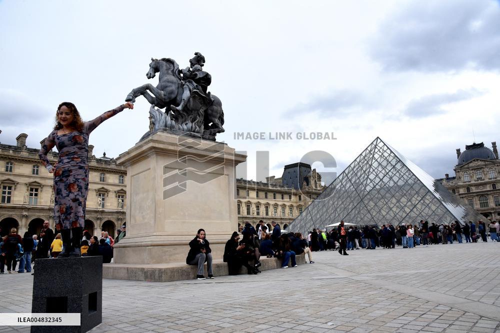 Louvre Museum Reopened Three Days After The Burglary - Paris