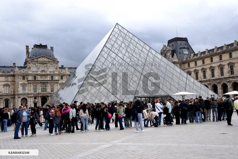 Louvre Museum Reopened Three Days After The Burglary - Paris