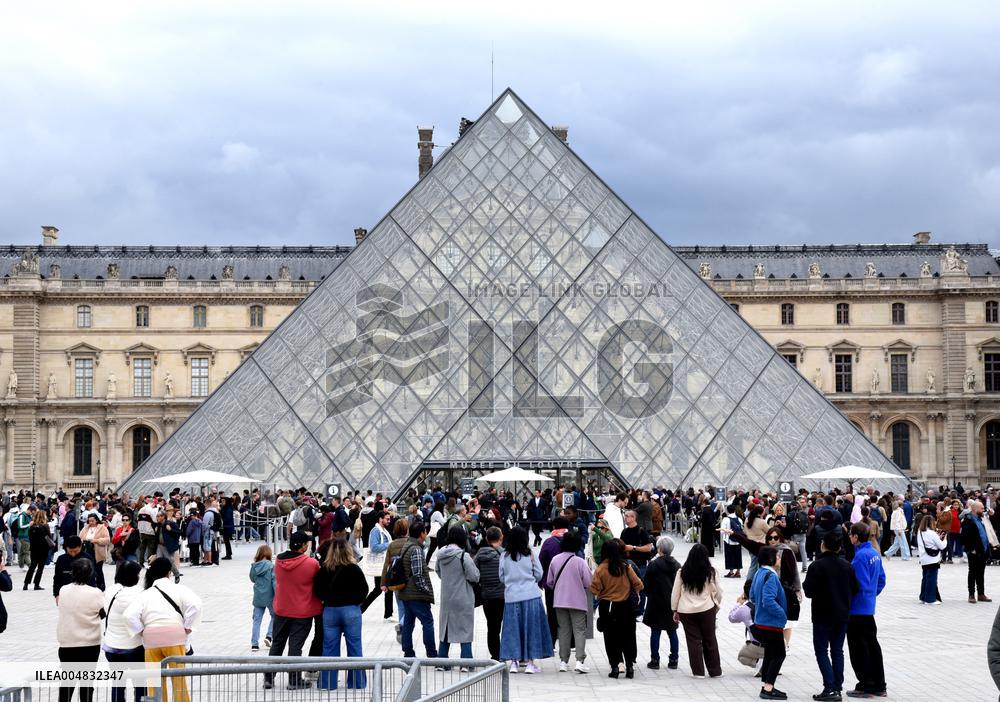 Louvre Museum Reopened Three Days After The Burglary - Paris