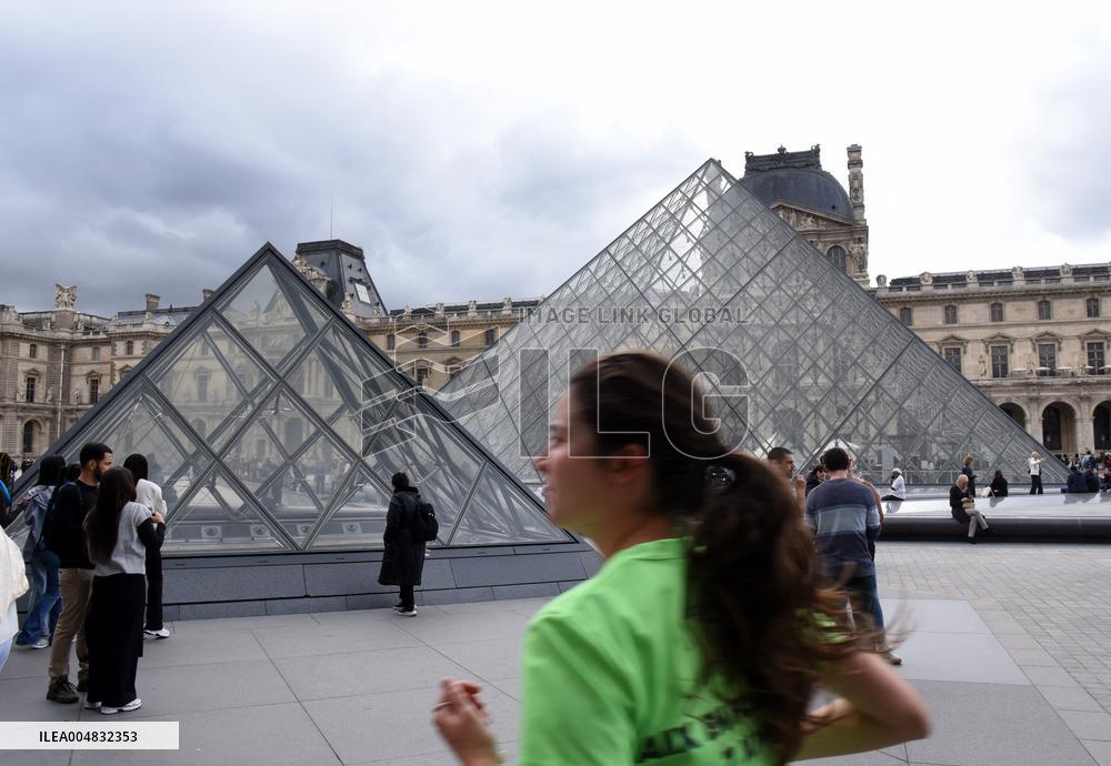 Louvre Museum Reopened Three Days After The Burglary - Paris