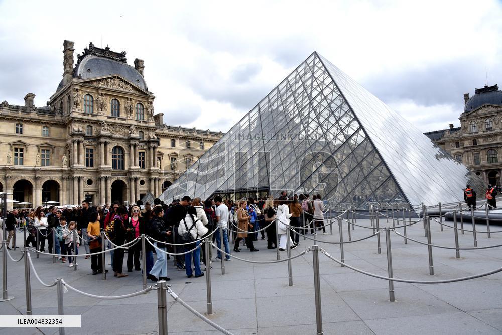 Louvre Museum Reopened Three Days After The Burglary - Paris