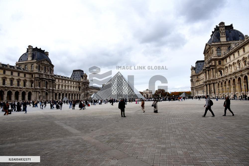 Louvre Museum Reopened Three Days After The Burglary - Paris