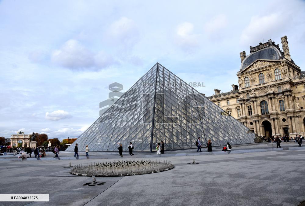 Louvre Museum Reopened Three Days After The Burglary - Paris