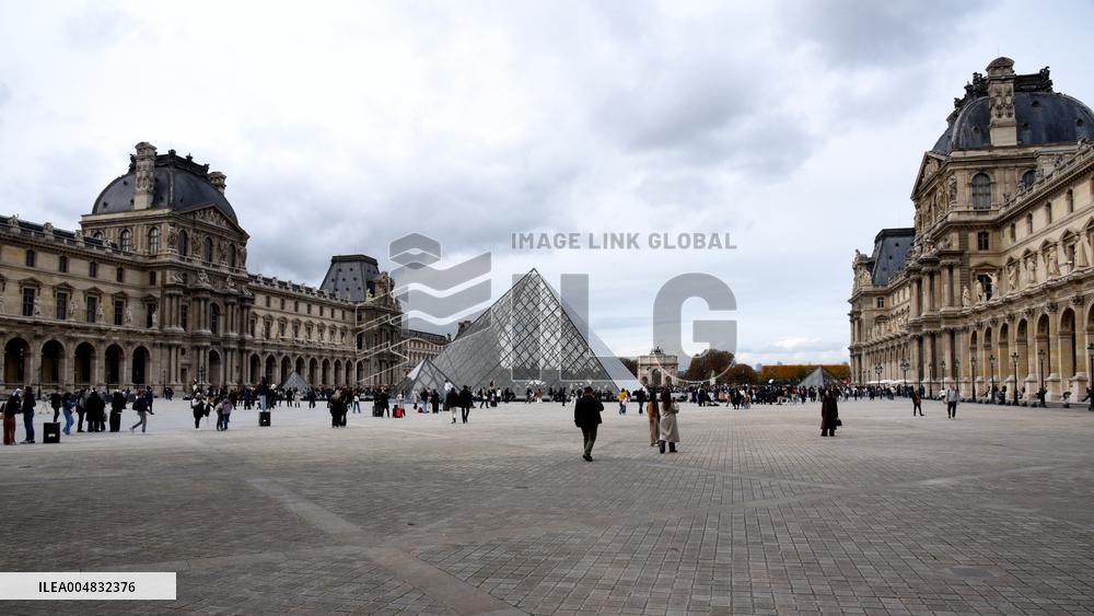 Louvre Museum Reopened Three Days After The Burglary - Paris