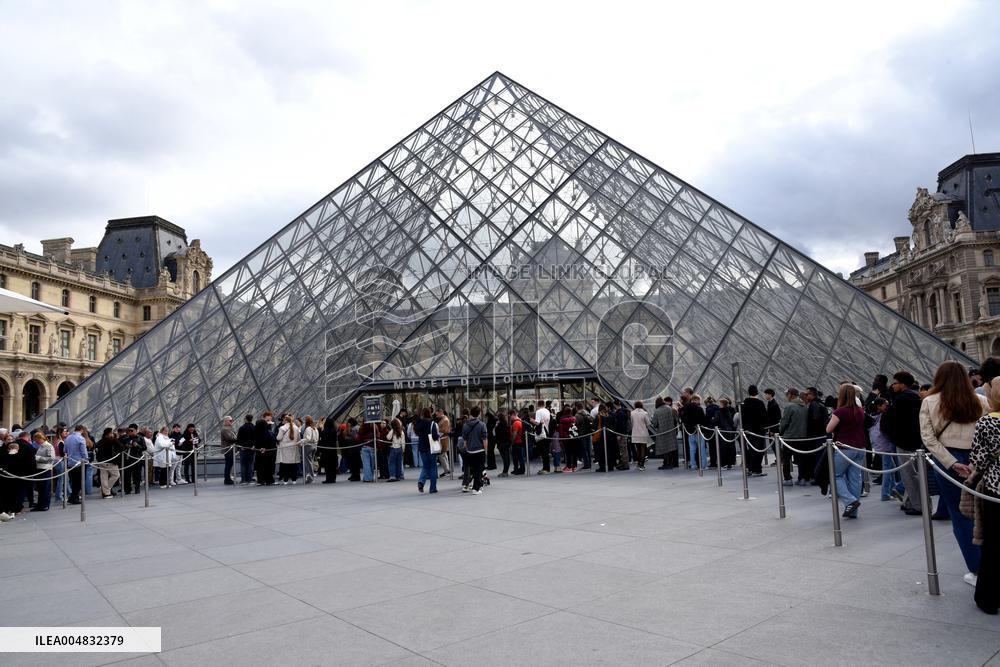 Louvre Museum Reopened Three Days After The Burglary - Paris