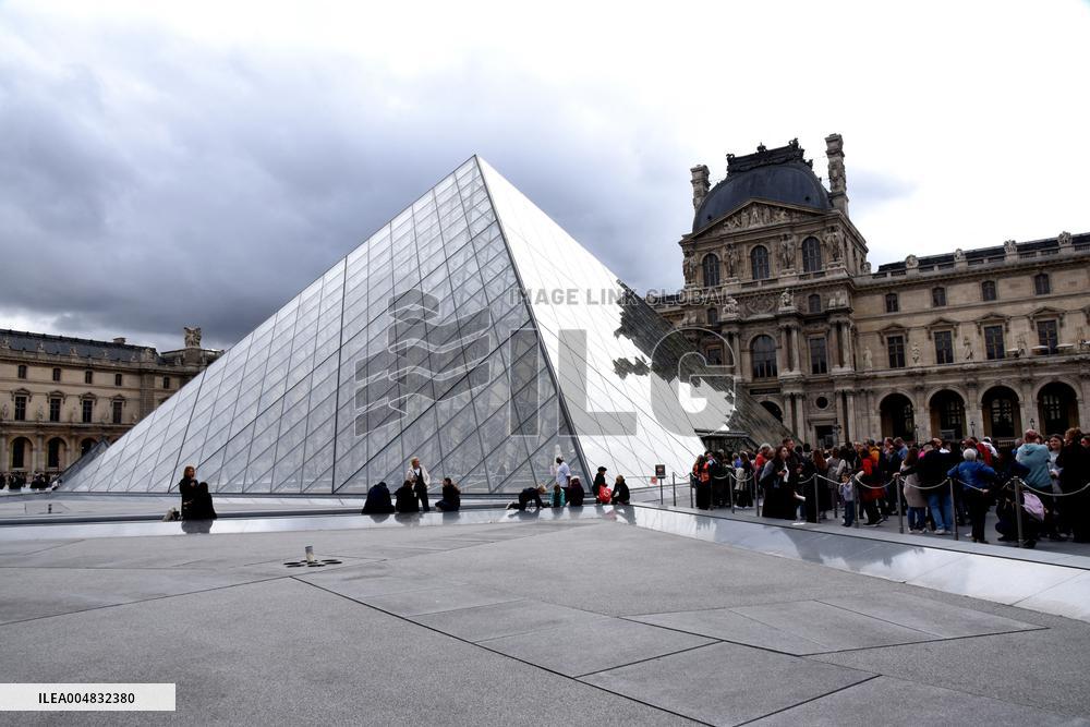 Louvre Museum Reopened Three Days After The Burglary - Paris