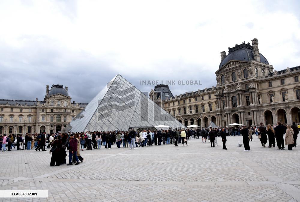 Louvre Museum Reopened Three Days After The Burglary - Paris