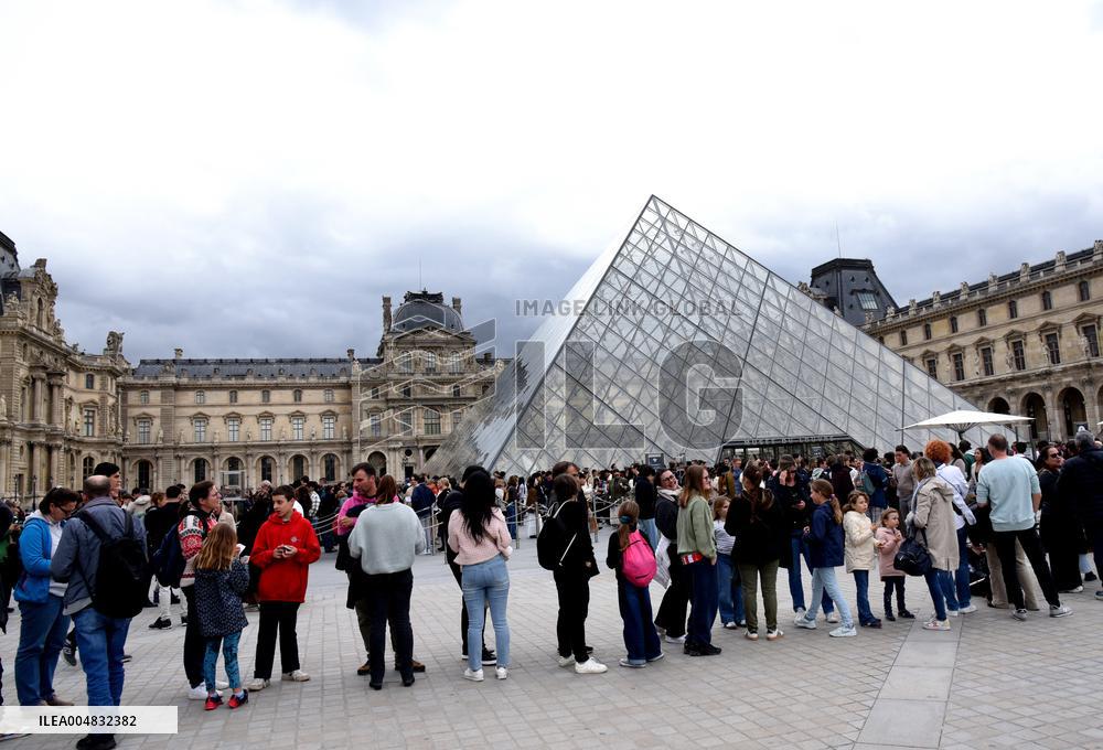 Louvre Museum Reopened Three Days After The Burglary - Paris