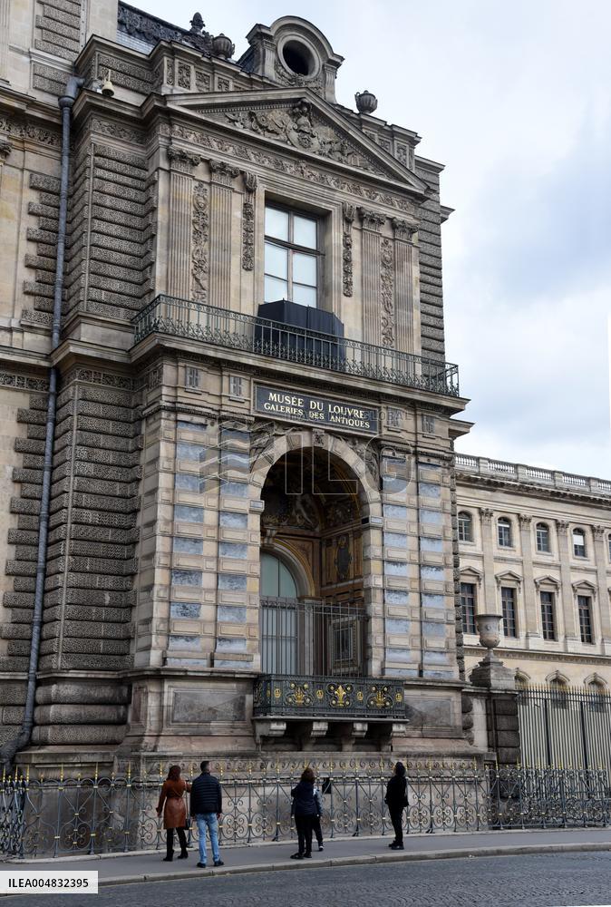 Louvre Museum Reopened Three Days After The Burglary - Paris