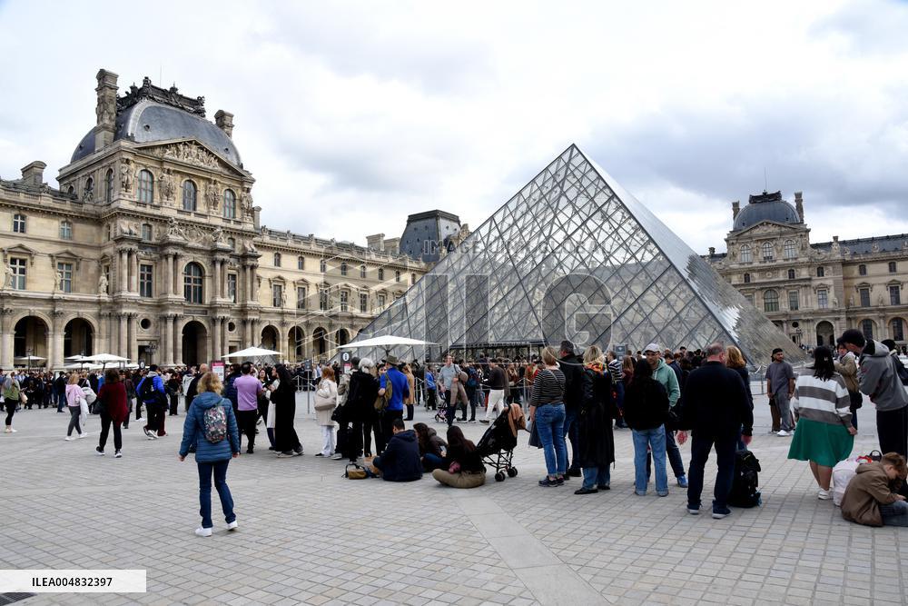 Louvre Museum Reopened Three Days After The Burglary - Paris