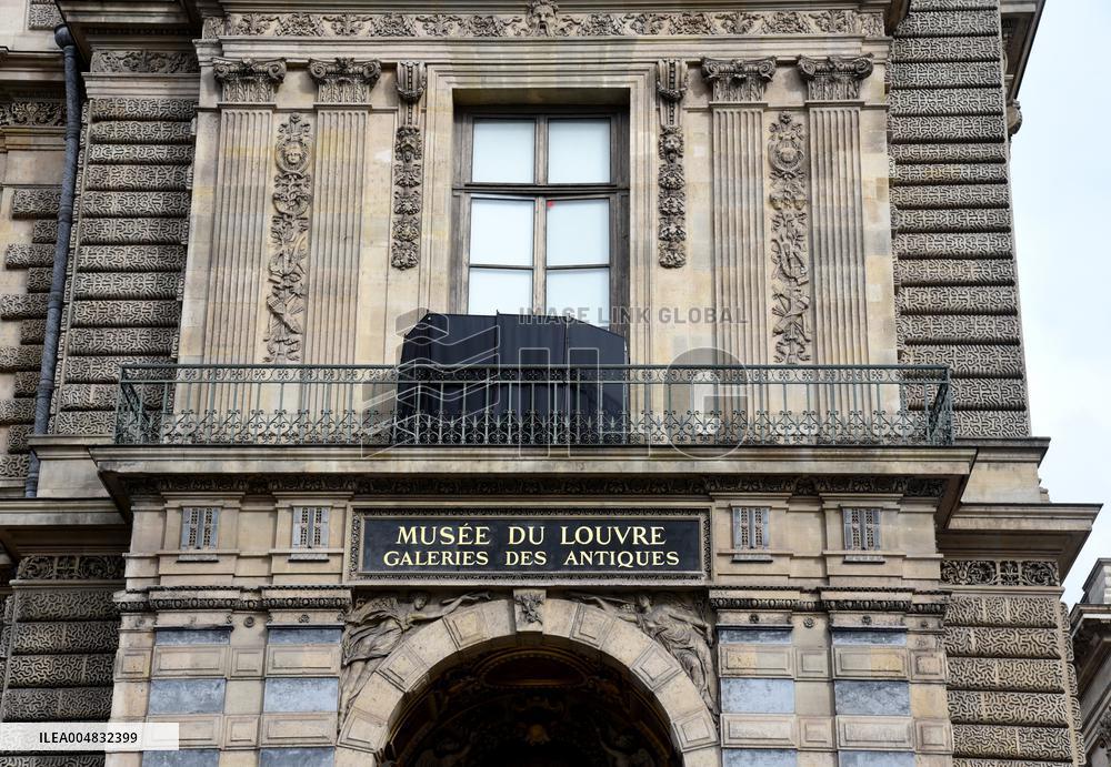 Louvre Museum Reopened Three Days After The Burglary - Paris