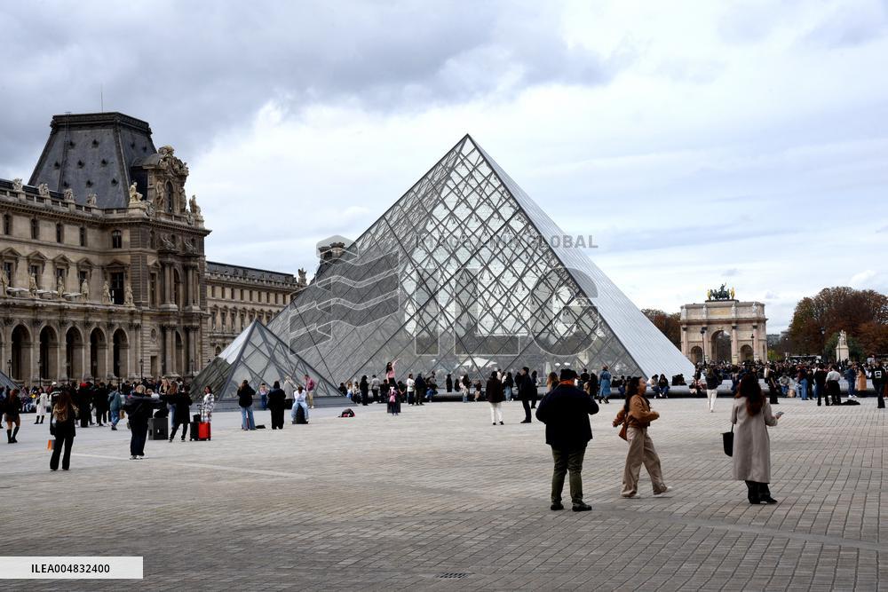 Louvre Museum Reopened Three Days After The Burglary - Paris