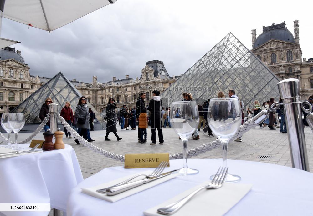 Louvre Museum Reopened Three Days After The Burglary - Paris