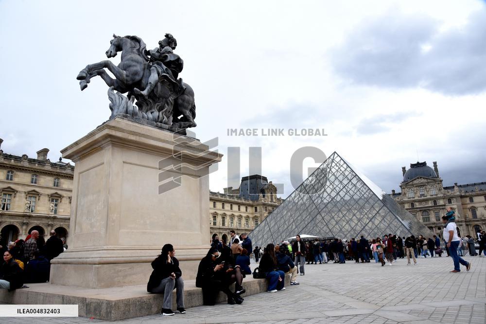 Louvre Museum Reopened Three Days After The Burglary - Paris