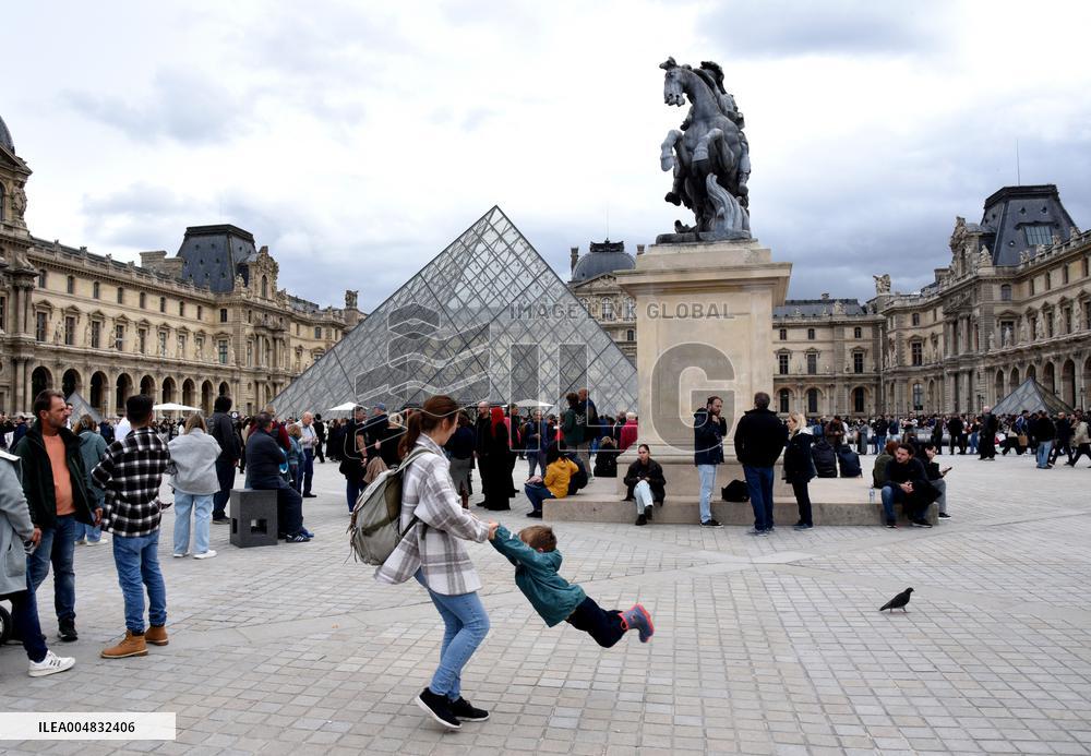 Louvre Museum Reopened Three Days After The Burglary - Paris