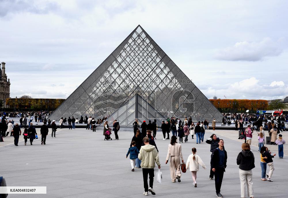 Louvre Museum Reopened Three Days After The Burglary - Paris