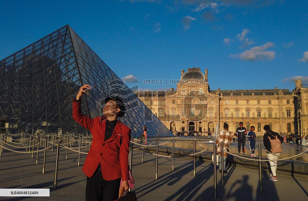 Illustration - Louvre - Paris