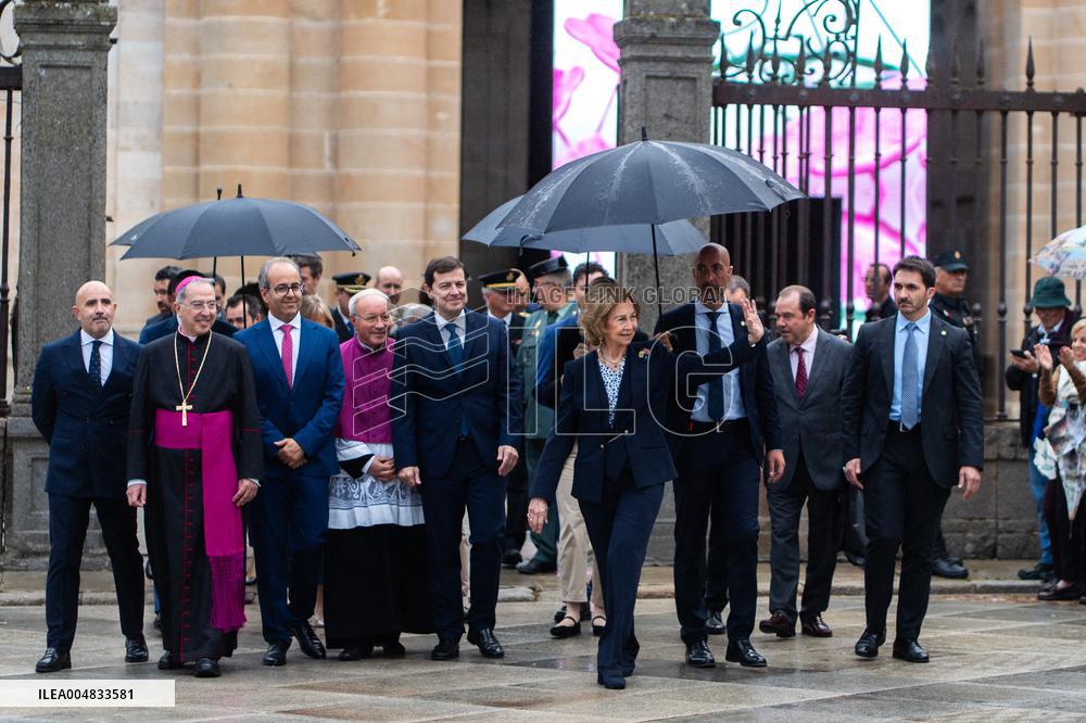 Queen Sofia Attends Esperanza Exhibition - Zamora