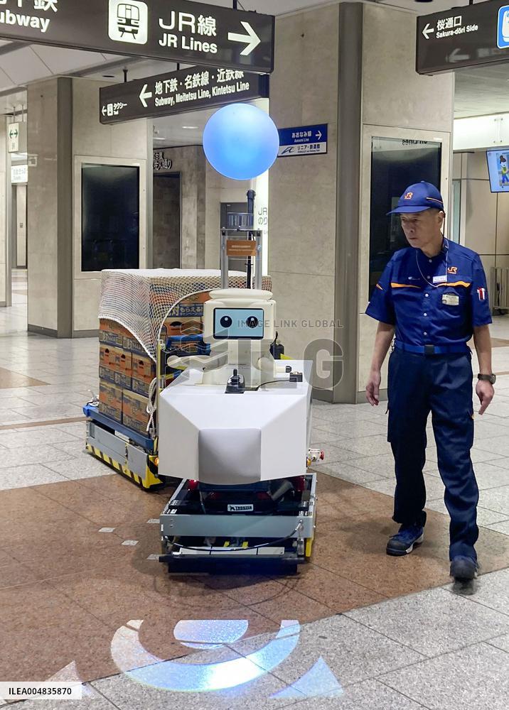 Transport robot demonstration at central Japan station