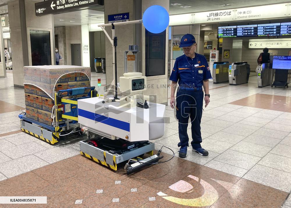 Transport robot demonstration at central Japan station