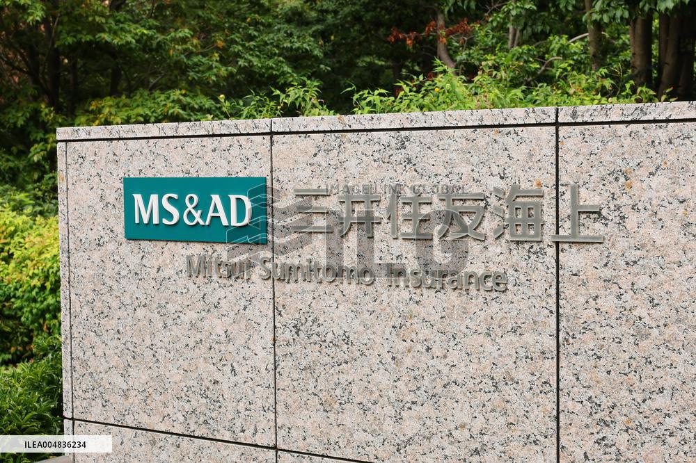 Mitsui Sumitomo Insurance Company signboard and logo