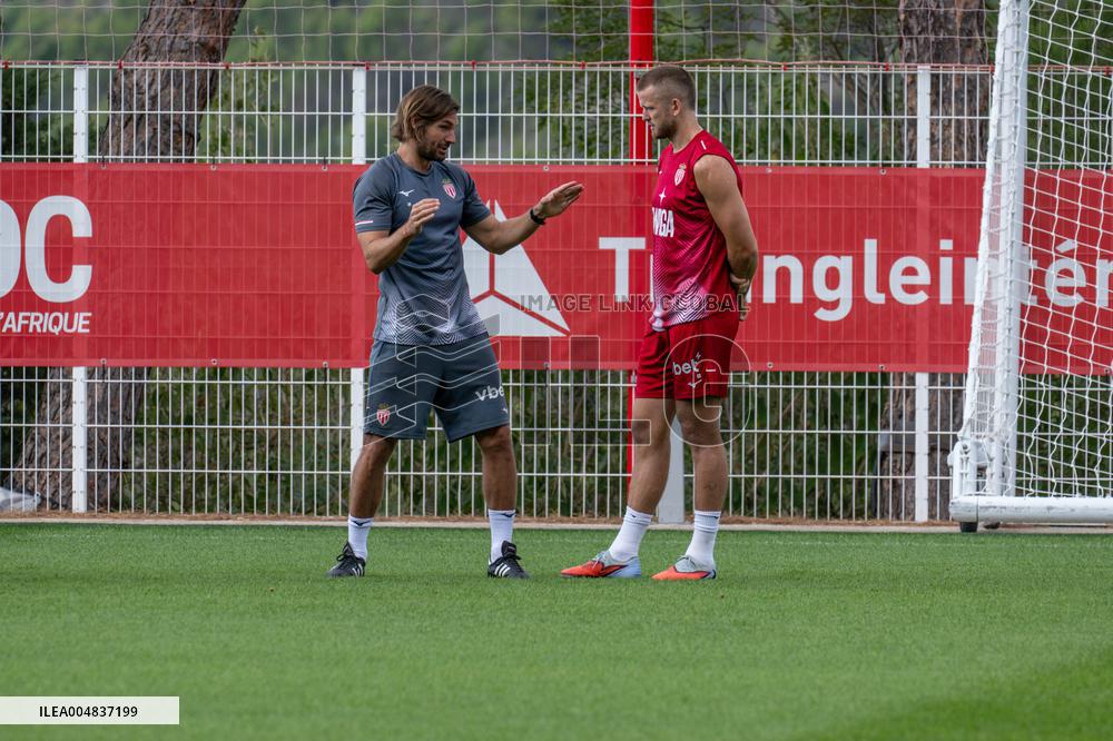 Paul Pogba Undergoes Medical Treatment During Training - La Turbie