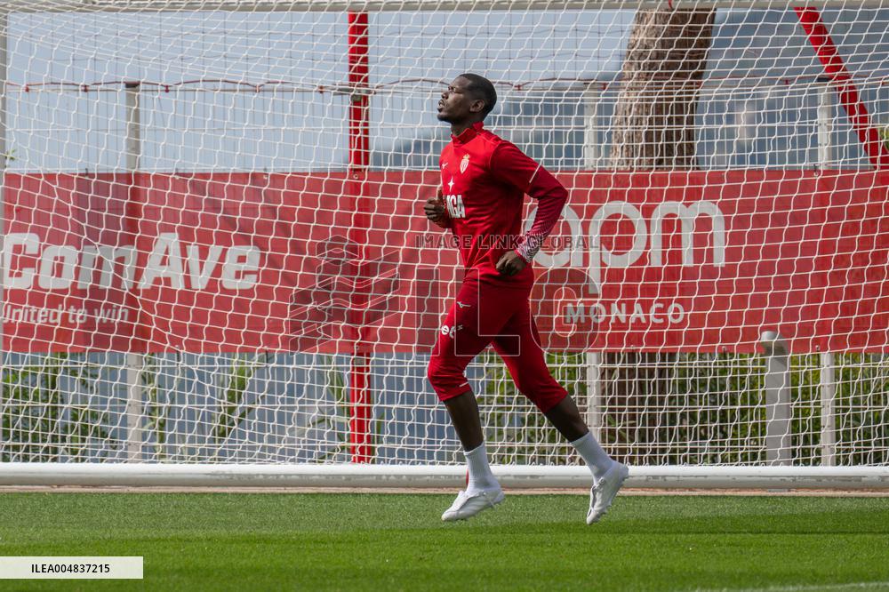 Paul Pogba Undergoes Medical Treatment During Training - La Turbie