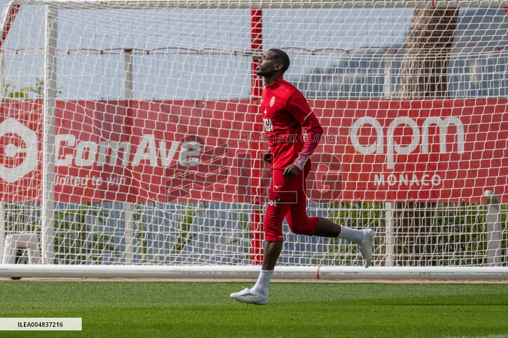 Paul Pogba Undergoes Medical Treatment During Training - La Turbie