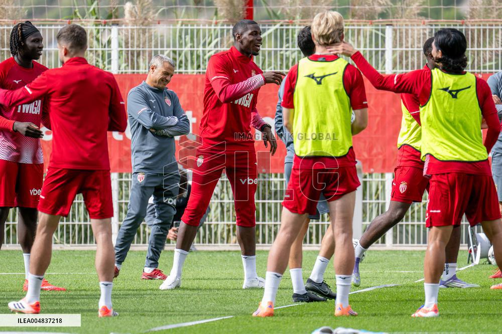 Paul Pogba Undergoes Medical Treatment During Training - La Turbie