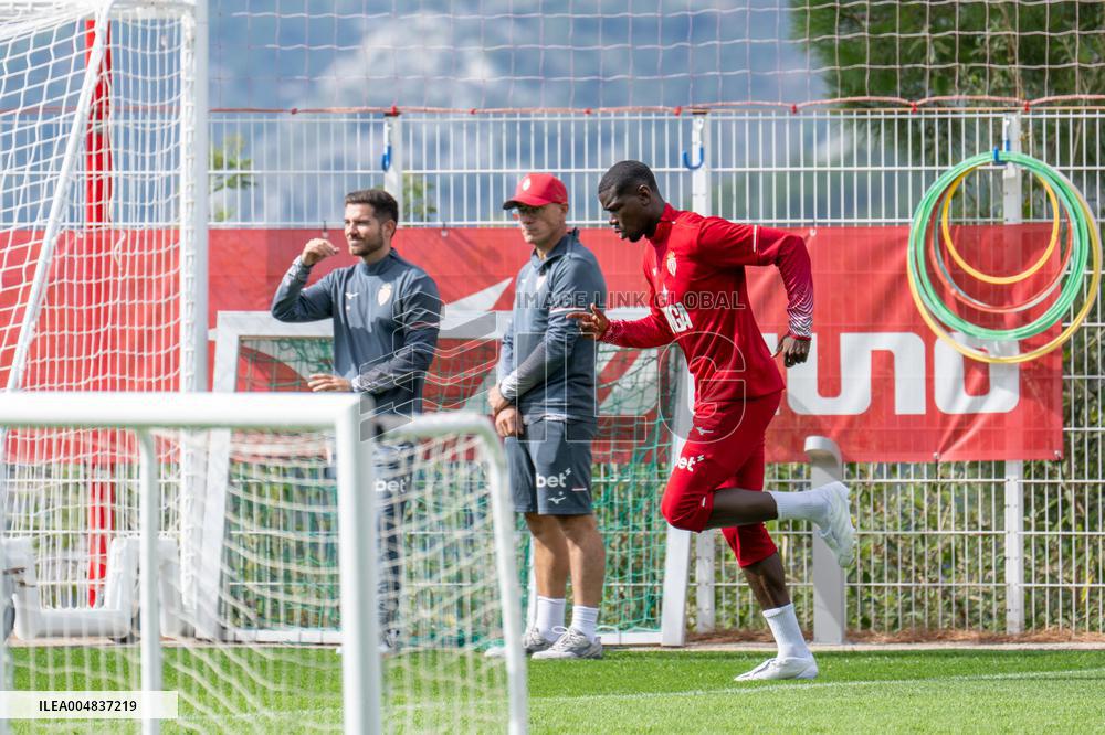 Paul Pogba Undergoes Medical Treatment During Training - La Turbie