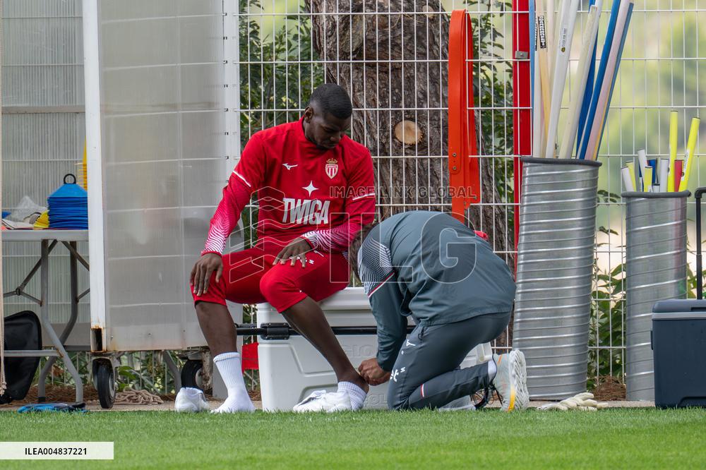 Paul Pogba Undergoes Medical Treatment During Training - La Turbie