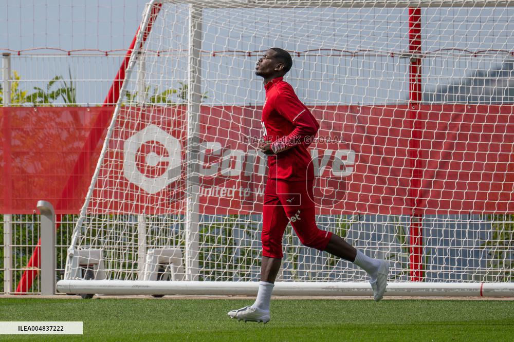 Paul Pogba Undergoes Medical Treatment During Training - La Turbie