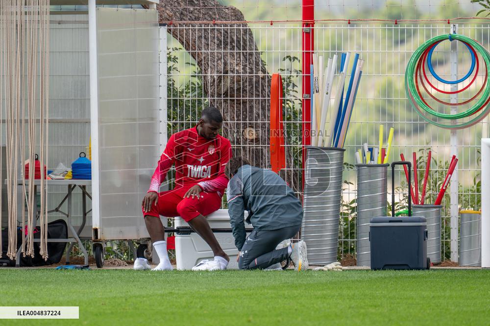 Paul Pogba Undergoes Medical Treatment During Training - La Turbie
