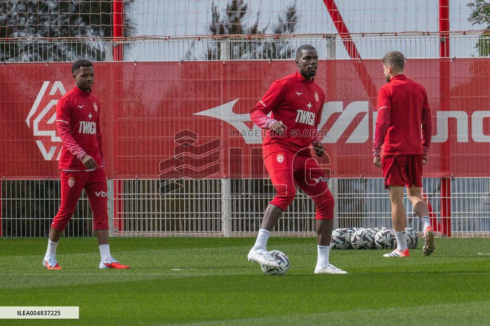 Paul Pogba Undergoes Medical Treatment During Training - La Turbie